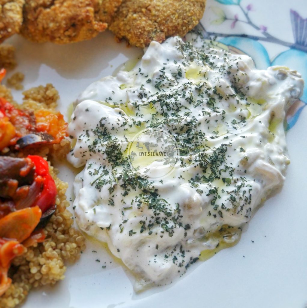 Yogurtlu koz biber salatasi