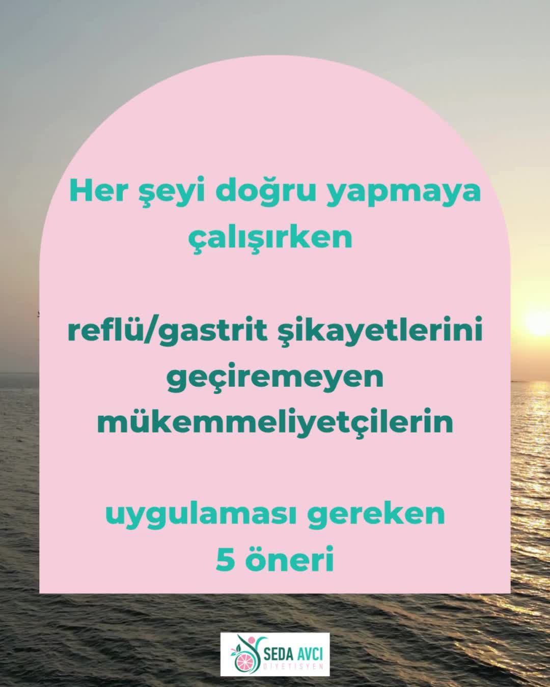 Reflü ve gastrit şikayetleriyle başvuran birçok kişide fark ettiğim ortak özelliklerden biri şu:
Hep kontrol etmeye çalışan, hata yapmaktan korkan, detaylara fazlasıyla odaklanan, stresli ve kaygılı bir yapı.
Yani tam anlamıyla mükemmeliyetçi bir zihin…

Beslenmeye dikkat ediliyor, saatine uyuluyor, yasaklı listeler ezbere biliniyor…
Ama buna rağmen geçmeyen şikayetler, her geçen gün biraz daha kontrol kaybı hissi oluşturuyor.
Çünkü bazen sorun “neyi yediğin” değil, "nasıl bir zihinle yediğin" olabilir.
Ve iyileşmeye çalışırken bile bu mükemmeliyetçi yapı, bedene fazladan yük bindirebilir.
Danışanlarımla bu döngüyü kırabilmek için birlikte uyguladığımız 5 temel önerim var: 👇
1. %100’lük değil, %80’lik başarıyı hedefle
➡️ Kaçamak yaptığında suçluluk değil denge kurmayı öğren.
➡️ Sürdürülebilir olan her zaman mükemmel olandan güçlüdür.

2. “Kontrol” ihtiyacının miden üzerindeki etkisini fark et
➡️ Yediklerini kontrol etmeye çalışırken bedenin sinyallerini dinlemeyi unutma.
➡️ Zorla bastırılan her duygu, mideye asit olarak döner.

3. Yeme anını sakinleştirme pratiğine çevir
➡️ Ekransız, sessiz bir ortamda, yavaş ve dikkatli yemek.
➡️ Beynin sindirim sistemine “tehlike yok” mesajı gönderir.

4. Gün içinde 2-3 kez gevşeme molası planla
➡️ 5 dakikalık nefes egzersizi = mide asidini azaltan sinir sistemi yanıtı
➡️ Gerçek iyileşme, sadece ilaçlarla değil sinir sistemiyle olur.

5. Semptom odaklı değil, sistem odaklı düşün
➡️ “Şimdi yanmam var, şu besini hemen keseyim” yerine
➡️ “Bugün uykum, stresim, öğün saatlerim nasıldı?” diye sor
➡️ Tek bir şey değil, sistemsel bütünlük şikayeti çözer.

Eğer sen de “her şeyi yapıyorum ama olmuyor” diyorsan,
kendine değil sistemine yeniden bakma zamanı gelmiş olabilir.
📌 Profilimdeki tanışma formunu doldur, birlikte daha akıllıca bir yol çizelim.
💬 Ya da bana DM’den ulaş seni anlamaya çalışalım.

📌Unutma, sen hatalı değilsin. Sadece mükemmel olmaya çalışırken sindirim sistemini ihmal ediyor olabilirsin.
Ve bu yolculukta yalnız değilsin.

 #reflüdiyeti #reflu #reflü #reflüdebeslenme  #boğazreflüsü #gastrit #gastrittedavisi  #gastritbeslenme  #reflütedavisi #bogazreflüsü #gastritdiyeti #gastrittebeslenme #reflüdiyetisyeni