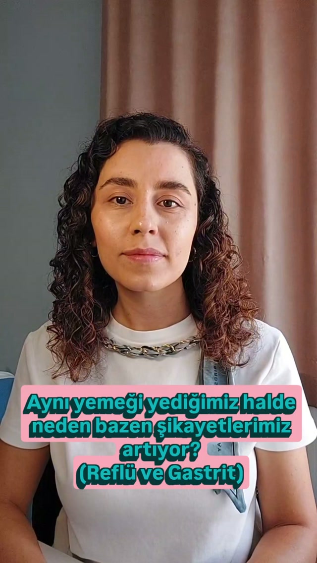 Bir gün yediğinizde iyi hissettiğiniz bir besin, başka bir gün şikayetle aynı zamana denk gelebilir. Bu durum her zaman besinin kendisinin kesin tetikleyici olduğu anlamına gelmez.

Aynı öğünde bile şu değişkenler farklı olabilir:
➡️Tükettiğiniz miktar,
➡️öğünün saati,
➡️yeme hızınız,
➡️öğünün diğer bileşenleri,
➡️önceki geceki uykunuz,
➡️gün içindeki stres,
➡️yemekten sonra yaptıklarınız.

Bu nedenle her semptom artışında yeni bir besini hayatınızdan çıkarmak, zamanla hem beslenme çeşitliliğini azaltabilir hem de gerçek örüntüyü görmeyi zorlaştırabilir.

📌Birkaç günlük gözlemde yalnızca “ne yedim?” sorusunu değil, “ne kadar yedim, saat kaçtı ve şikayet ne zaman başladı?” sorularını da kaydetmek daha anlamlı olabilir.
Bu kayıt başlıklarını daha sonra kullanmak için içeriği kaydedebilirsiniz📍

Bu yaklaşım kişisel değerlendirme veya tanı yerine geçmez. Sürekli, şiddetli, yeni başlayan ya da alarm bulgularıyla birlikte görülen şikayetlerde sağlık profesyoneline başvurulmalıdır.

#reflü #reflütedavisi #boğazreflüsü #gastrit #gastrittedavisi
